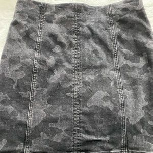 Free people skirt gray and black camo never worn size 2
